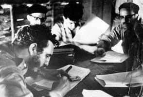 Fidel junto al doctor Osvaldo Dorticos, ministro Encargado de la Ponencia y Estudio de las Leyes Revolucionarias, firma la Ley de Reforma Agraria, el 17 de mayo de 1959.