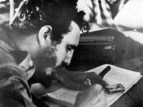 La firma de la Ley de Reforma Agraria por Fidel devino parteaguas para el campesinado cubano. Foto: Archivo de Granma 