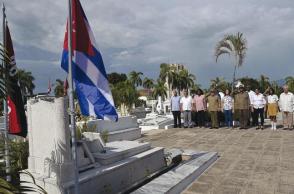 Ante el sencillo panteón de la familia País García, al conmemorarse este 30 de julio el aniversario 62 del asesinato del joven Frank y de Raúl Pujol, el General de Ejército y el pueblo santiaguero congregado protagonizaron un momento de especial emoción en recordación de los héroes. Foto: Estudios Revolución Ante el sencillo panteón de la familia País García, al conmemorarse este 30 de julio el aniversario 62 del asesinato del joven Frank y de Raúl Pujol, el General de Ejército y el pueblo santiaguero congregado protagonizaron un momento de especial emoción en recordación de los héroes. Foto: Estudios Revolución