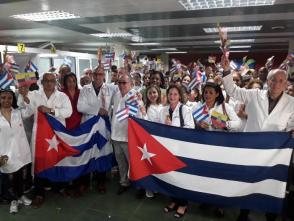 Los colaboradores cubanos a su llegada a la Patria con el deber cumplido. Foto: Eduardo Palomares 