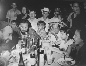 Fidel festeja la Nochebuena con los carboneros de la Ciénaga de Zapata, Matanzas y cena en la casa del campesino Rogelio García. Foto: Raúl Corrales