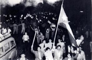 Junto a estudiantes y pueblo en general, también protagonizó la histórica Marcha de las antorchas de 1953 un grupo de jóvenes que se entrenaba para asaltar los cuarteles Moncada en Santiago de Cuba y Carlos Manuel de Céspedes en Bayamo, dirigidos por Fidel. Foto: Archivo Granma