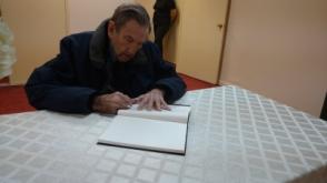 Ex fiscal general de Estados Unidos Ramsey Clark firma libro de condolencia Ex fiscal general de Estados Unidos Ramsey Clark firma libro de condolencia