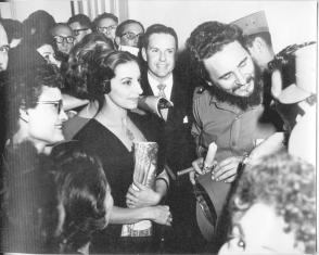 Desde os primeiros momentos do triunfo da Revolução, Fidel prestou ajuda e atenção ao Balé Nacional de Cuba. Em primeiro plano (da esquerda para a direita) Alicia e Fernando Alonso e o Comandante-em-chefe. Foto: Ballet Nacional