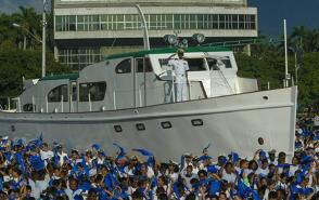 Capitán de Navío, Norberto Collado, nuevamente como timonel del yate Granma, en un desfile en la Plaza de la Revolución, el 2 de diciembre de 2006. Foto: Ismael Francisco/ Cubadebate. Capitán de Navío, Norberto Collado, nuevamente como timonel del yate Granma, en un desfile en la Plaza de la Revolución, el 2 de diciembre de 2006. Foto: Ismael Francisco/ Cubadebate.