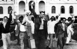 El 15 de mayo de 1955 salieron en libertad por amnistía del reclusorio nacional de Isla de Pinos, Fidel Castro y sus compañeros asaltantes a los cuarteles Moncada y Carlos Manuel de Céspedes en 1953. Menos de un mes después, el joven líder fundó en La Habana el Movimiento 26 de Julio