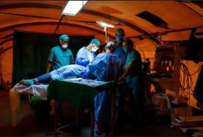 Integrantes del Contingente cubano de la salud Henry Reeve atienden al pueblo mozambicano, duramente golpeado por el pasado de un huracán, abril de 2019. Foto: Rafael Stedile