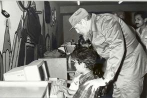 Fidel recorre un Joven Club de Computación y Electrónica, programa fundado por él en 1987