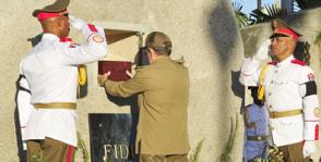 El Presidente de los Consejos de Estado y de Ministros de la República de Cuba, General de Ejército Raúl Castro Ruz, deposita la urna con las cenizas del Comandante en Jefe Fidel Castro Ruz en su morada eterna del cementerio de Santa Ifigenia