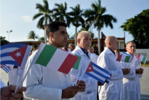 Médicos de Henry Reeve. Foto: Yamil Lage/AFP. Médicos de Henry Reeve. Foto: Yamil Lage/AFP.