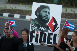 Pueblo cubano homenajea a Fidel Castro durante el paso de la Caravana de la Libertad que transporta sus cenizas Pueblo cubano homenajea a Fidel Castro durante el paso de la Caravana de la Libertad que transporta sus cenizas