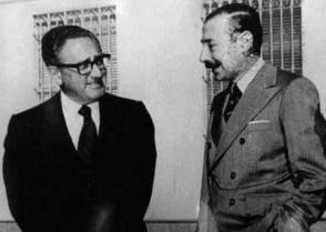 L’ex segretario di Stato degli Stati Uniti Henry Kissinger e il dittatore argentino Jorge Rafael Videla, responsabili della morte di migliaia di persone. Photo: El Diario L’ex segretario di Stato degli Stati Uniti Henry Kissinger e il dittatore argentino Jorge Rafael Videla, responsabili della morte di migliaia di persone. Photo: El Diario