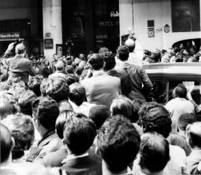 l público y los periodistas aguardan a que Fidel salga del hotel Excélsior, donde se encuentra alojado en Rìo de Janeiro, para verlo. Ofrece allí improvisada Conferencia de Prensa, 29 de abril de 1959. Foto: Sitio Fidel Soldado de las Ideas / Archivo l público y los periodistas aguardan a que Fidel salga del hotel Excélsior, donde se encuentra alojado en Rìo de Janeiro, para verlo. Ofrece allí improvisada Conferencia de Prensa, 29 de abril de 1959. Foto: Sitio Fidel Soldado de las Ideas / Archivo