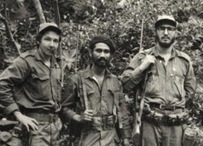 Los comandantes Raúl y Almeida, junto al Comandante en Jefe Fidel Castro. Las columnas bajo su mando cercaron a Santiago.