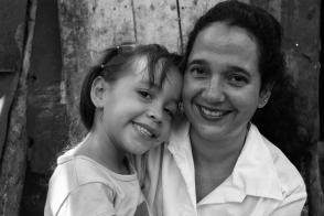 Doctora cubana con niña venezolana operada en Cuba en 2005. Foto Roberto Chile. Doctora cubana con niña venezolana operada en Cuba en 2005. Foto Roberto Chile.