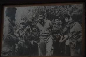 “Narra que conoció a Fidel en los días de la ofensiva del ejército de la tiranía, cuando ella llevó mensajes a lugares donde él estaba, y desde la primera vez se sintió muy impresionada.” Foto: Cortesía del autor “Narra que conoció a Fidel en los días de la ofensiva del ejército de la tiranía, cuando ella llevó mensajes a lugares donde él estaba, y desde la primera vez se sintió muy impresionada.” Foto: Cortesía del autor