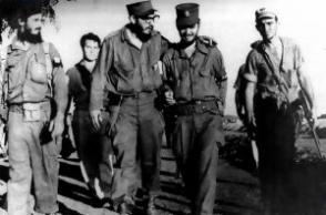 El Comandante en Jefe Fidel Castro Ruz y el comandante Delio Gómez Ochoa, al centro, en el Instituto Tecnológico Calixto García, cuartel del Ejército Rebelde en Holguín, 3 de enero de 1959