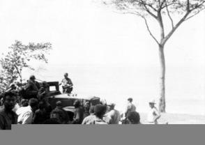 Guerrileros del Ejército Rebelde junto a un camión capturado en El Uvero Guerrileros del Ejército Rebelde junto a un camión capturado en El Uvero