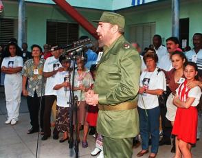 En la escuela de Elián González, celebrando el 6 de diciembre de 1999 el cumpleaños 6 del niño secuestrado en Estados Unidos. Foto: Estudios Revolución