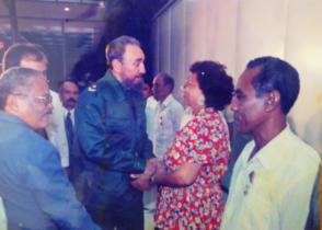 Fidel dialoga con Enma en 1998. Foto: Cortesía de la entrevistada Fidel dialoga con Enma en 1998. Foto: Cortesía de la entrevistada