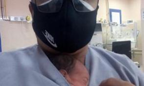 El enfermero pinareño, José Alberto Oliva, le salvó la vida a un recién nacido Foto: Tomada de Facebook