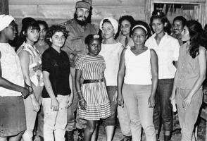 Fidel con muchachas adolescentes en La Mota, Sierra Maestra. Foto: Korda, Alberto Fidel con muchachas adolescentes en La Mota, Sierra Maestra. Foto: Korda, Alberto