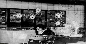 ¡Pueblo de Cuba!, son las primeras palabras de José Antonio Echeverría, 20 minutos después de las tres de la tarde del 13 de marzo de 1957, por la emisora Radio Reloj, al hacer la alocución del Directorio Revolucionario. En la foto, impactos de balas en la cabina de control de la emisora producto del asalto. Foto: Archivo de Granma ¡Pueblo de Cuba!, son las primeras palabras de José Antonio Echeverría, 20 minutos después de las tres de la tarde del 13 de marzo de 1957, por la emisora Radio Reloj, al hacer la alocución del Directorio Revolucionario. En la foto, impactos de balas en la cabina de control de la emisora producto del asalto. Foto: Archivo de Granma