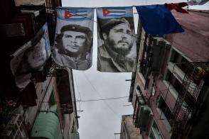 Fidel empina su voz, con la misma nitidez de otro 1ro.,de Mayo: «adelante, vencedores de la muerte, que esta humanidad tiene ansias de justicia». Foto: Ariel Cecilio Lemus