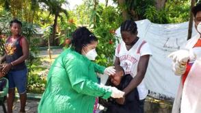 El pueblo haitiano recibe la ayuda médica de los cubanos en casas de campaña.