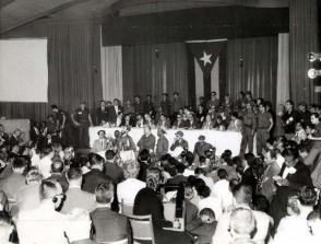 En el salón Copa Room del Hotel Habana Riviera, Fidel Castro responde a preguntas de los periodistas. Foto: Archivo de Granma