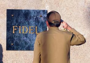 Ceremonia honras fúnebres del Comandante en Jefe Fidel Castro Ruz, en el cementerio de Santa Ifigenia en Santiago de Cuba. Raúl ha sido ejemplo supremo de fidelidad a su hermano de sangre y de luchas. Foto: Juvenal Balán Ceremonia honras fúnebres del Comandante en Jefe Fidel Castro Ruz, en el cementerio de Santa Ifigenia en Santiago de Cuba. Raúl ha sido ejemplo supremo de fidelidad a su hermano de sangre y de luchas. Foto: Juvenal Balán