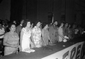Fidel Castro junto a Vilma Espín y Gilberto Cervantes, presidente de la Cruz Roja Cubana, en el acto de fundación de la Federación de Mujeres Cubanas (FMC) en el teatro Lázaro Peña en La Habana, 23 de agosto de 1960. Foto: Tirso Martínez