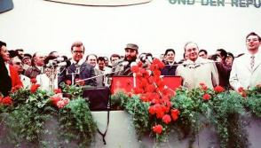 El Comandante en Jefe Fidel Castro durante un acto popular en la Plaza “Ernest Thaelman”, Rostock, durante su visita oficial a la República Democrática de Alemania (RDA), 17 de junio de 1972. Foto: Estudios Revolución El Comandante en Jefe Fidel Castro durante un acto popular en la Plaza “Ernest Thaelman”, Rostock, durante su visita oficial a la República Democrática de Alemania (RDA), 17 de junio de 1972. Foto: Estudios Revolución
