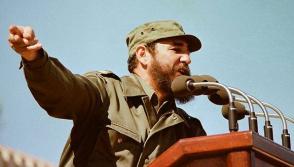 Fidel en 1976, durante el discurso en el acto de masas en honor al General Omar Torrijos, Jefe de Gobierno de la República de Panamá, efectuado en la Ciudad Escolar “26 de Julio”, en Santiago de Cuba.