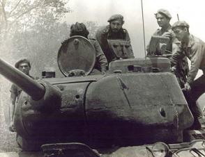 Fidel en un tanque durante los combates de abril de 1961