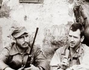 En plena Sierra Maestra, Fidel le concede una entrevista a Bob Taber, reportero de la CBS News. En plena Sierra Maestra, Fidel le concede una entrevista a Bob Taber, reportero de la CBS News.