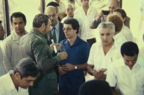 Fidel junto a Frei Betto y un grupo de científicos cubanos en la Inauguración del Centro de Ingeniería Genética y Biotecnología de La Habana. Foto: Cortesía del CIGB