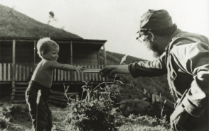 Fidel le ofrece una barra de chocolate a hijo de campesinos en la Sierra Maestra, 1958. Fuente: Oficina de Asuntos Históricos