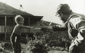 Fidel le ofrece una barra de chocolate a hijo de campesinos en la Sierra Maestra, 1958. Fuente: Oficina de Asuntos Históricos Fidel le ofrece una barra de chocolate a hijo de campesinos en la Sierra Maestra, 1958. Fuente: Oficina de Asuntos Históricos