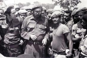 Desde el portal de las oficinas del central Australia donde estaba situada la comandancia, Fidel imparte las ordenes de combate. /Foto: Archivos del diario Granma