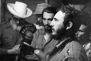 Desde La Plata, en la Sierra Maestra, Fidel le comunica al pueblo la firma de la Ley de Reforma Agraria, el 17 de mayo de 1959 a través de Radio Rebelde. Foto Sitio Fidel Soldado de las Ideas.