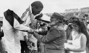 Fidel na entrega da medalha de ouro a Javier Sotomayor, nos Jogos Pan-americanos, Havana 1991. Photo: RAÚL LÓPEZ SÁNCHEZ