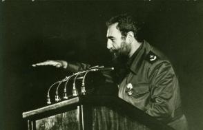Fidel Castro en la inauguración del Hospital Hermanos Ameijeiras el 3 de diciembre de 1982. Foto: Jorge Oller