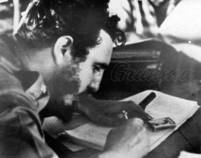 Fidel firmando la Ley de Reforma Agraria el 17 de mayo de 1959 Foto: Archivo Fidel firmando la Ley de Reforma Agraria el 17 de mayo de 1959 Foto: Archivo