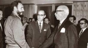 Fidel Castro durante una escala técnica en Ecuador es recibido por el presidente del país José María Velasco Ibarra en el salón de honor del aeropuerto Simón Bolívar, ecuador, 4 de diciembre de 1971. Foto: Sitio Fidel Soldado de las Ideas. Fidel Castro durante una escala técnica en Ecuador es recibido por el presidente del país José María Velasco Ibarra en el salón de honor del aeropuerto Simón Bolívar, ecuador, 4 de diciembre de 1971. Foto: Sitio Fidel Soldado de las Ideas.