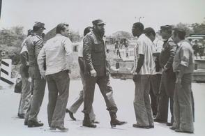 Durante el recorrido de Fidel por San Juan y Martínez, frente a él, Francisco Rodríguez Fernández / Foto: Archivo