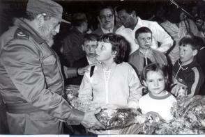 Fidel compartió intensamente con los niños de Chernobil. Fidel compartió intensamente con los niños de Chernobil.
