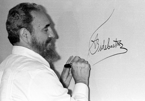 Fidel firma el mural autografiado por los mandatarios participantes en la Cumbre Iberoamericana celebrada en Cartagena de Indias, Colombia en 1994. Tomada del sitio, Fidel soldado de las ideas. Fidel firma el mural autografiado por los mandatarios participantes en la Cumbre Iberoamericana celebrada en Cartagena de Indias, Colombia en 1994. Tomada del sitio, Fidel soldado de las ideas.