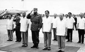 Llegada de Fidel al aeropuerto de Gia Lam. Fue recibido por Le Duc Anh, Phazm Van Dong y otros dirigentes. Foto: Jorge Oller Llegada de Fidel al aeropuerto de Gia Lam. Fue recibido por Le Duc Anh, Phazm Van Dong y otros dirigentes. Foto: Jorge Oller