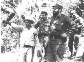 Fidel, Luis Felipe Denis, jefe del Buró de bandas de Lu-cha Contra Bandidos, y un campesino de la zona, en el Escambray. (Foto: Autor sin identificar)